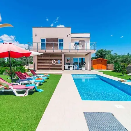 With Pool In Galizana-istrien 38991 Villa Galižana