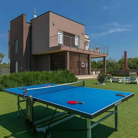 Villa With Pool In Galizana-istrien 38991 Galižana